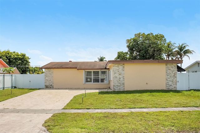 9400 NW 13th St, Pembroke Pines, FL 33024