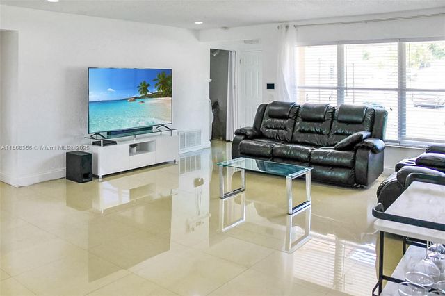 9400 NW 13th St, Pembroke Pines, FL 33024