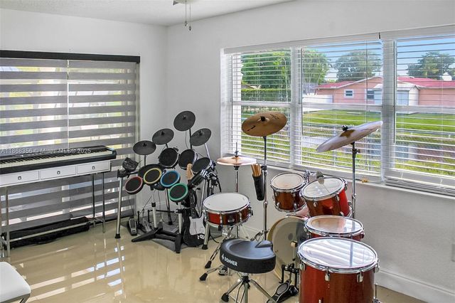 9400 NW 13th St, Pembroke Pines, FL 33024
