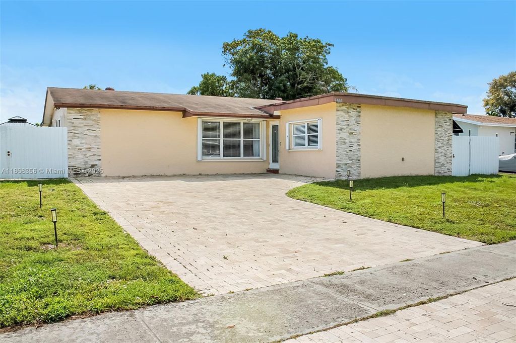 9400 NW 13th St, Pembroke Pines, FL 33024