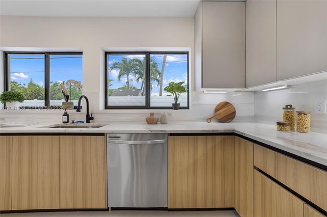 5718 NE 15th Ave, Fort Lauderdale, FL 33334