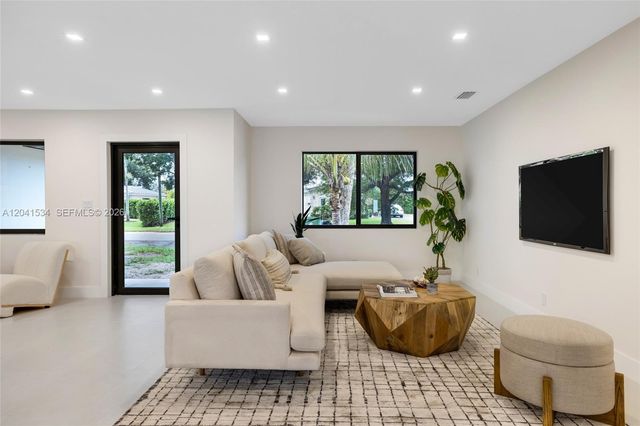 5718 NE 15th Ave, Fort Lauderdale, FL 33334