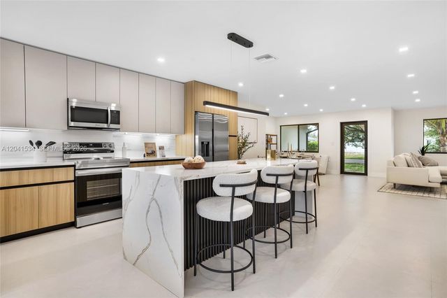 5718 NE 15th Ave, Fort Lauderdale, FL 33334