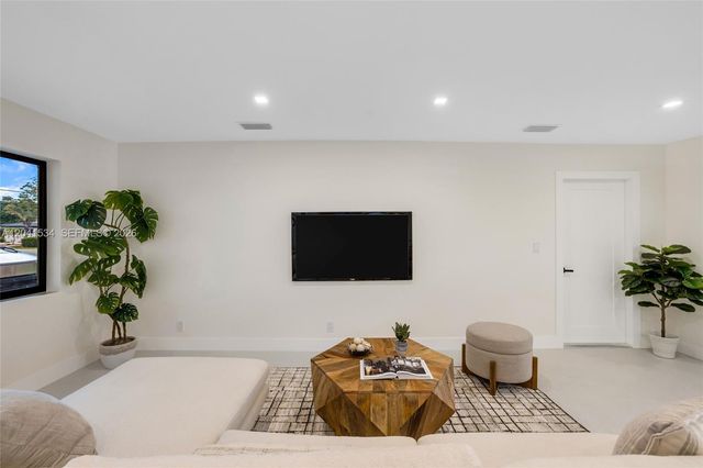 5718 NE 15th Ave, Fort Lauderdale, FL 33334