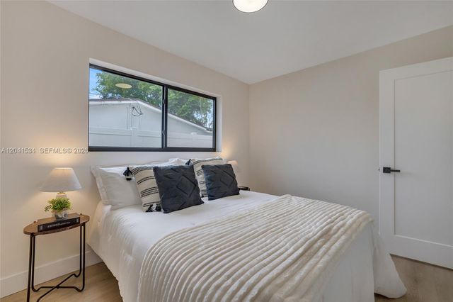 5718 NE 15th Ave, Fort Lauderdale, FL 33334