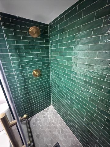 6937 Bay Dr, Miami Beach, FL 33141