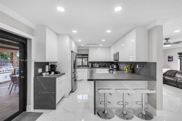 7875 NW 174th Ter, Hialeah, FL 33015