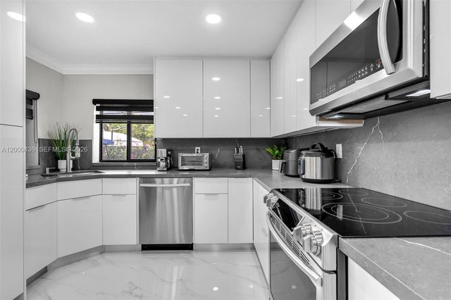 7875 NW 174th Ter, Hialeah, FL 33015