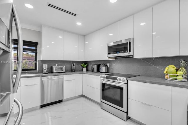 7875 NW 174th Ter, Hialeah, FL 33015