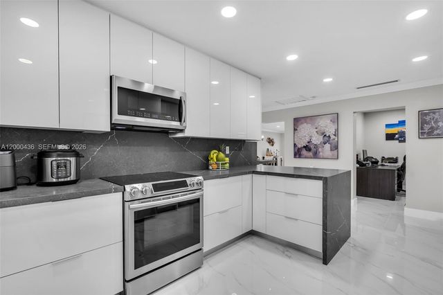 7875 NW 174th Ter, Hialeah, FL 33015