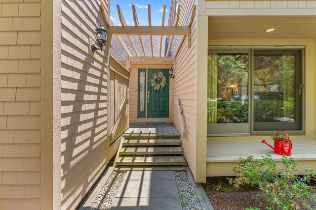 8 Taffrail Way, Mashpee, MA 02649