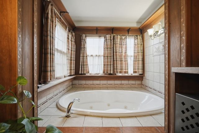 32 Burton St, Springfield, MA 01108