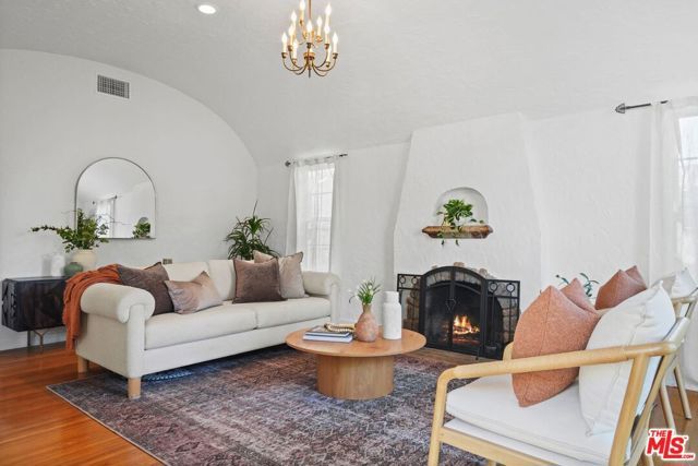 924 E Glenoaks Boulevard, Glendale, CA 91207