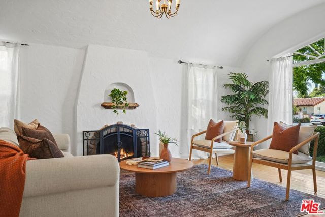 924 E Glenoaks Boulevard, Glendale, CA 91207