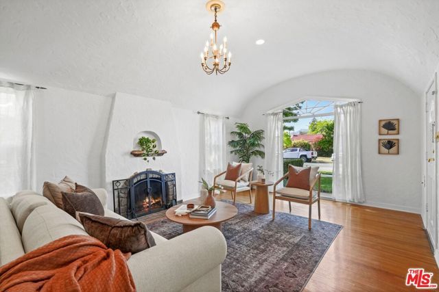 924 E Glenoaks Boulevard, Glendale, CA 91207