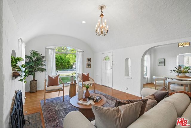 924 E Glenoaks Boulevard, Glendale, CA 91207