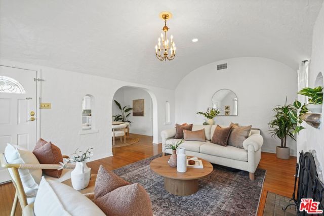 924 E Glenoaks Boulevard, Glendale, CA 91207