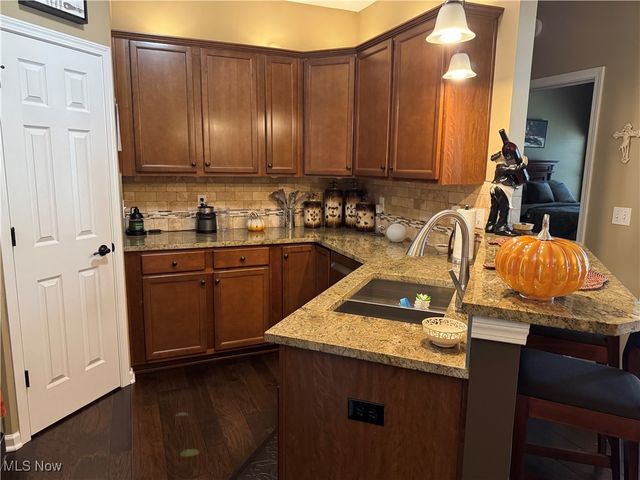 318 Lakewick Lane, Willowick, OH 44095