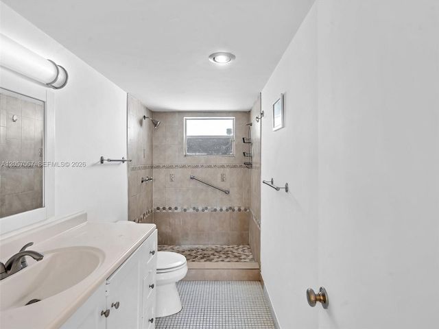 3600 NE 170th St 211, North Miami Beach, FL 33160