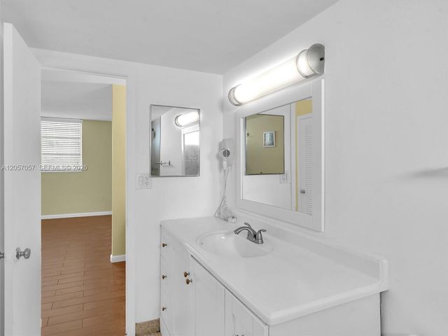 3600 NE 170th St 211, North Miami Beach, FL 33160