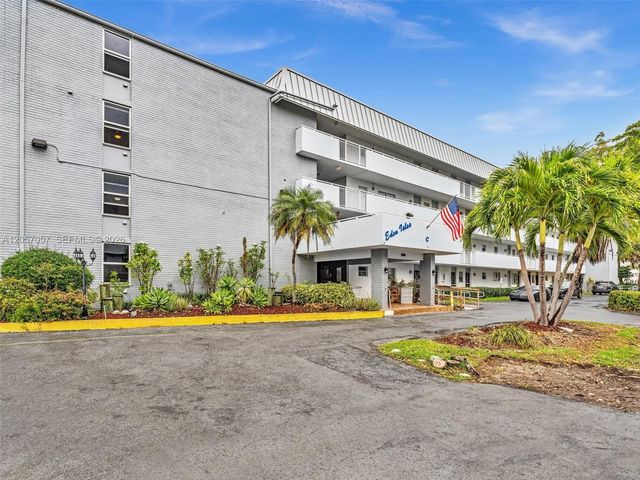 3600 NE 170th St 211, North Miami Beach, FL 33160