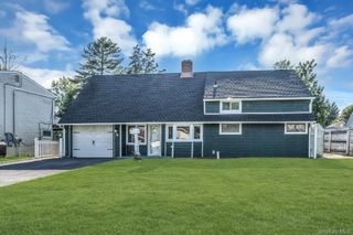 38 Fireplace Lane, Hicksville, NY 11801