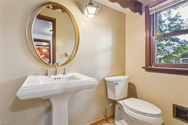 416 Woodberry DR, Chesapeake, VA 23322