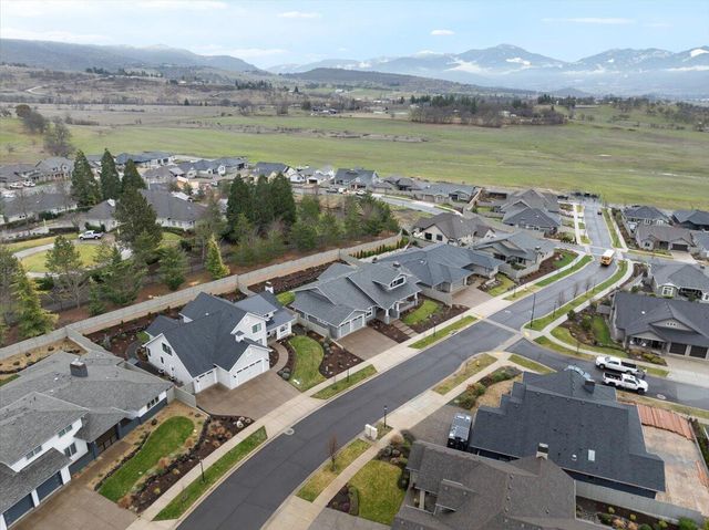 521 Waterstone Drive, Medford, OR 97504