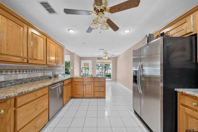 18012 W Lakeview Dr, Troup, TX 75789