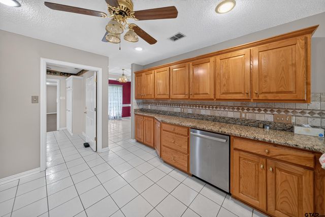 18012 W Lakeview Dr, Troup, TX 75789