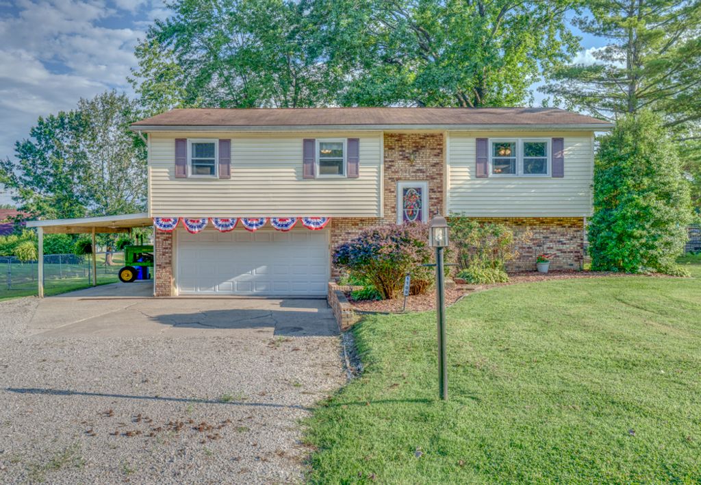 Image 1 of property listing at 1109 Douglas Street, Mt Vernon, IL 62864