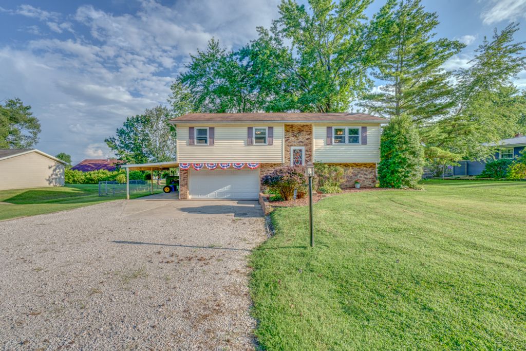 Image 2 of property listing at 1109 Douglas Street, Mt Vernon, IL 62864