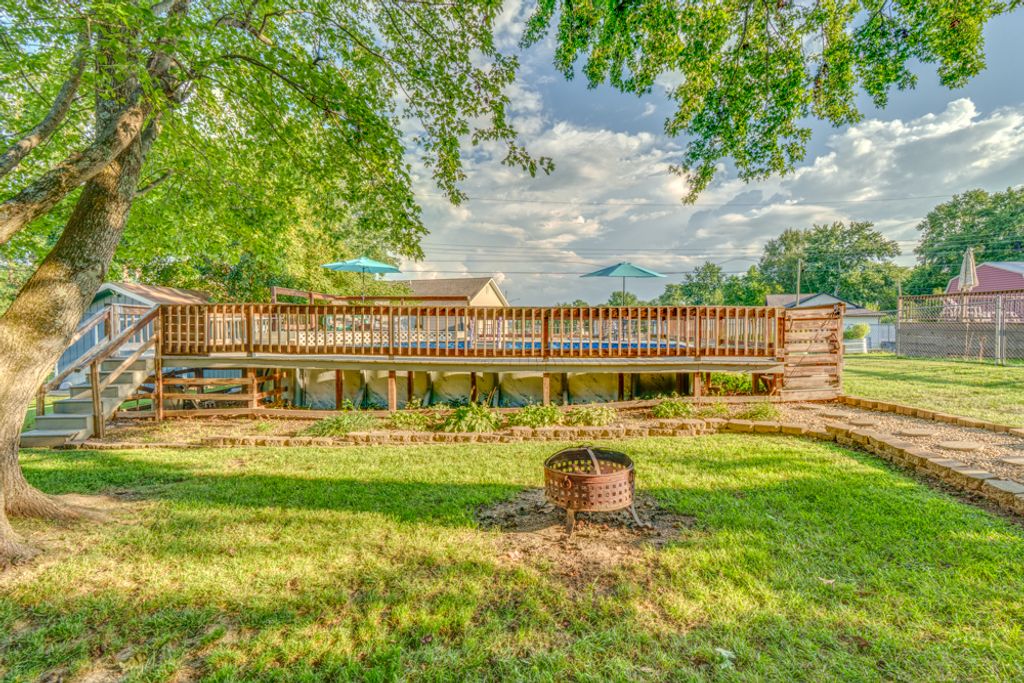 Image 14 of property listing at 1109 Douglas Street, Mt Vernon, IL 62864