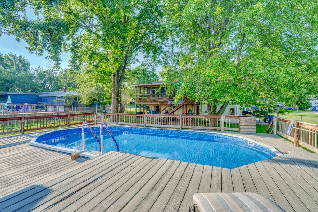 Image 16 of property listing at 1109 Douglas Street, Mt Vernon, IL 62864