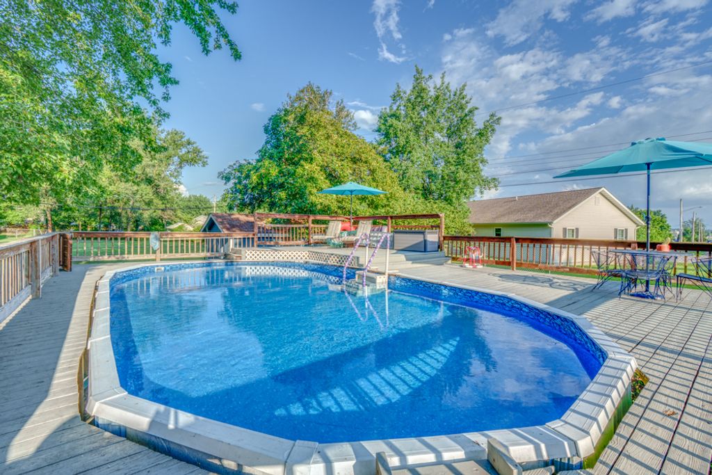 Image 17 of property listing at 1109 Douglas Street, Mt Vernon, IL 62864
