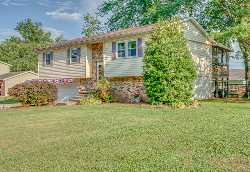 Image 3 of property listing at 1109 Douglas Street, Mt Vernon, IL 62864