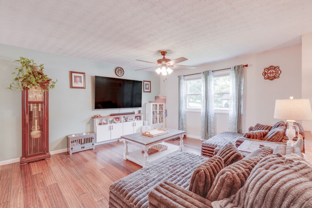 Image 25 of property listing at 1109 Douglas Street, Mt Vernon, IL 62864