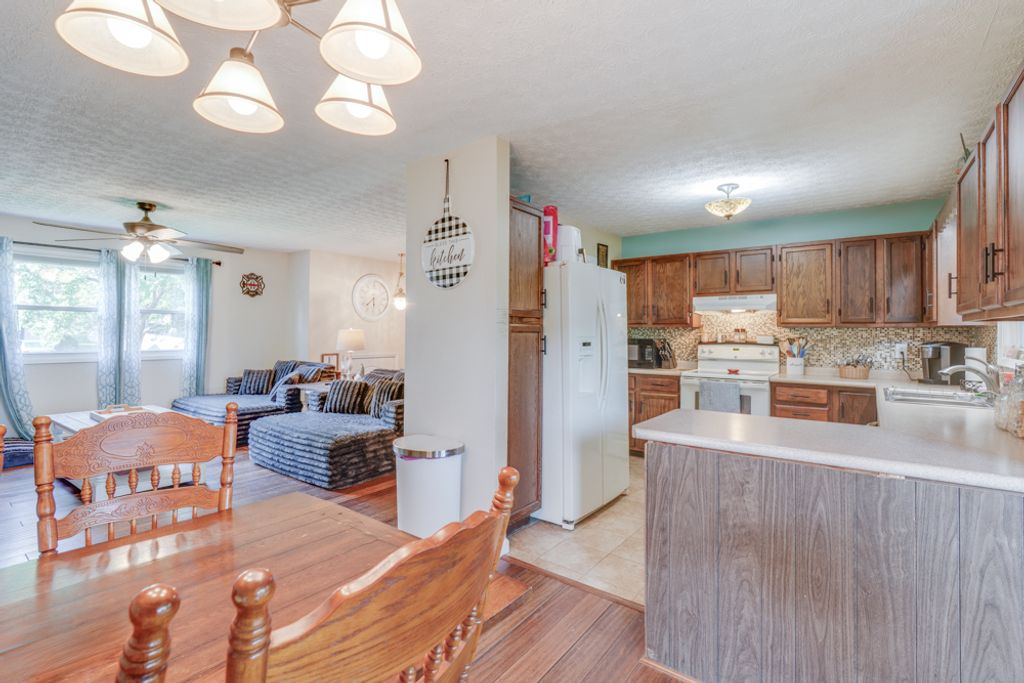 Image 30 of property listing at 1109 Douglas Street, Mt Vernon, IL 62864