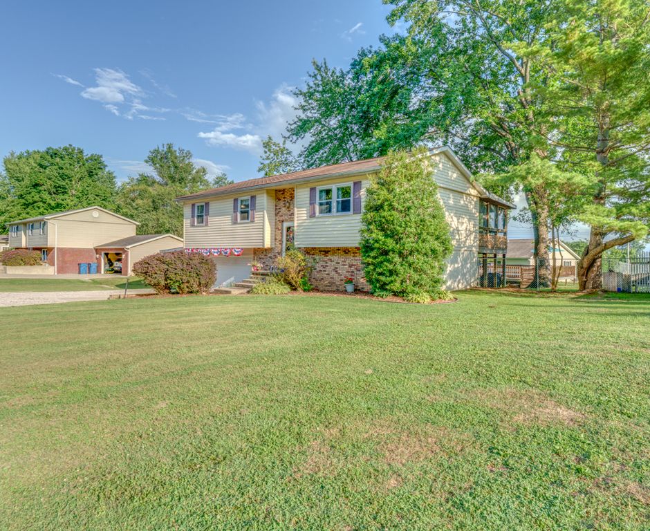 Image 4 of property listing at 1109 Douglas Street, Mt Vernon, IL 62864