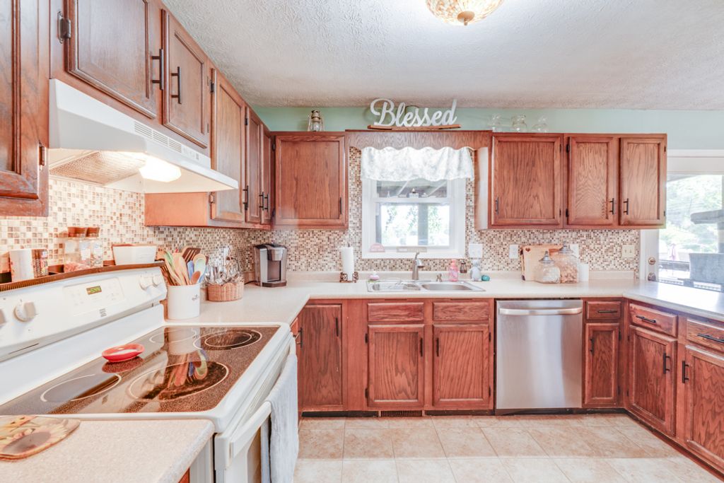 Image 33 of property listing at 1109 Douglas Street, Mt Vernon, IL 62864