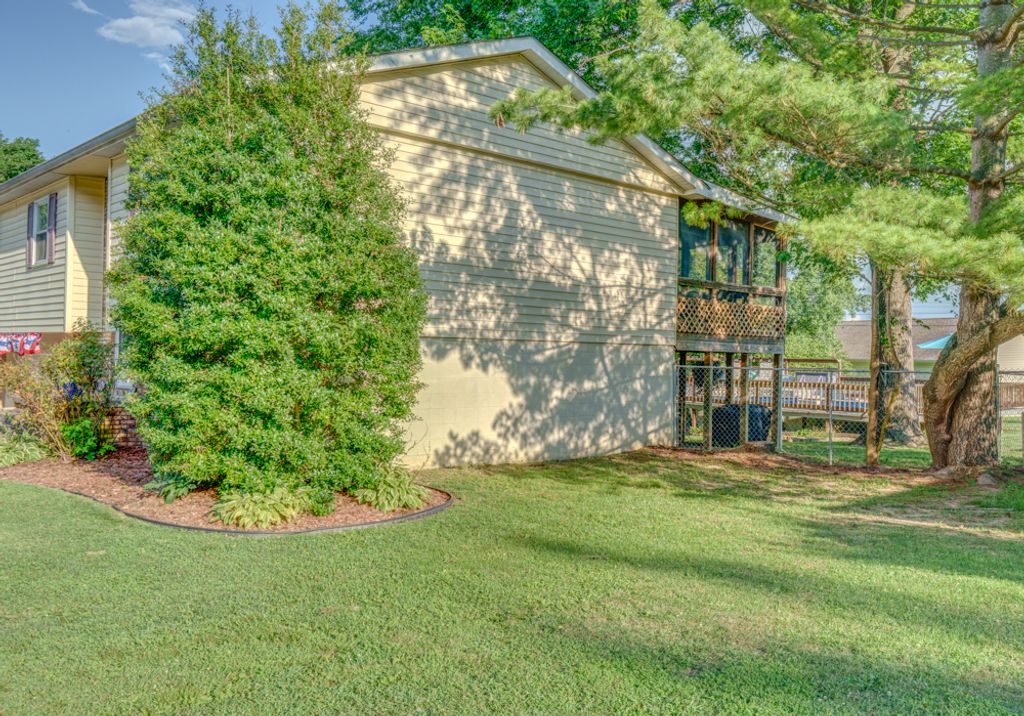 Image 5 of property listing at 1109 Douglas Street, Mt Vernon, IL 62864