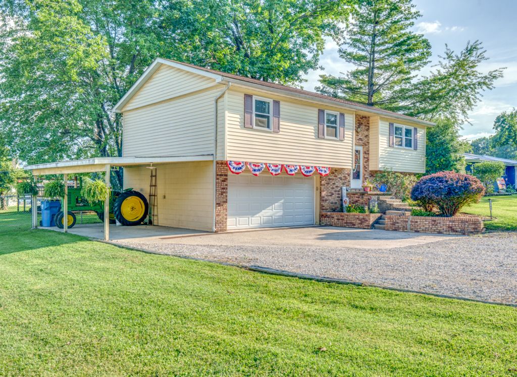 Image 6 of property listing at 1109 Douglas Street, Mt Vernon, IL 62864