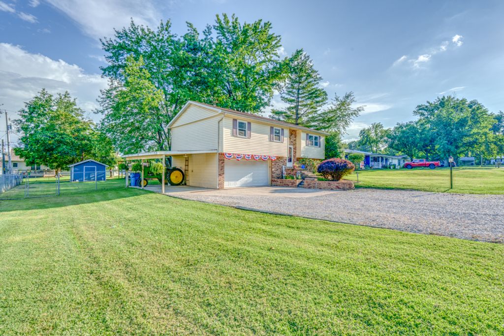 Image 7 of property listing at 1109 Douglas Street, Mt Vernon, IL 62864