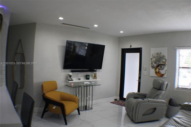 171 E 56th St, Hialeah, FL 33013