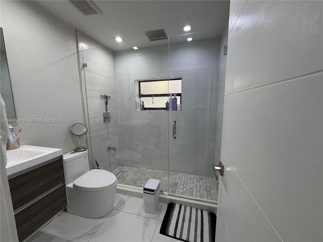 171 E 56th St, Hialeah, FL 33013