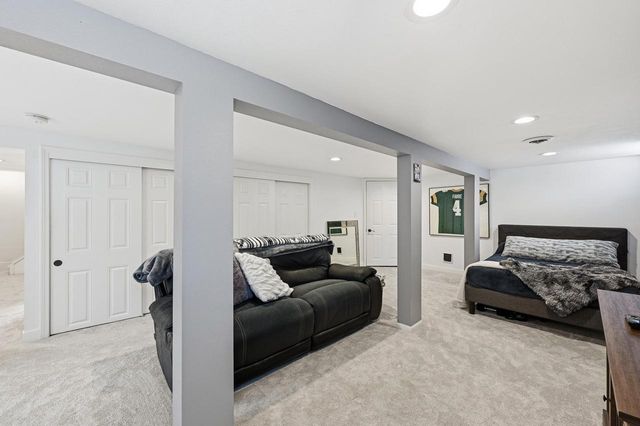 W299N2857 Maple AVENUE, Pewaukee, WI 53072