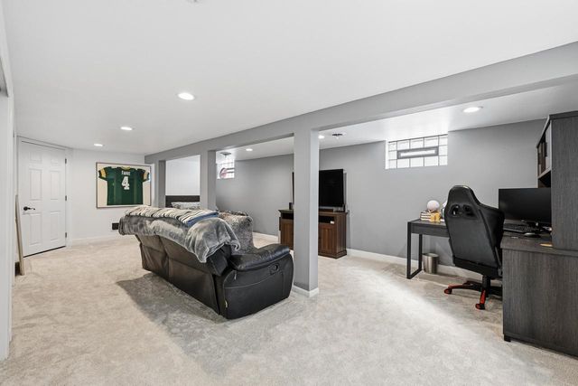 W299N2857 Maple AVENUE, Pewaukee, WI 53072