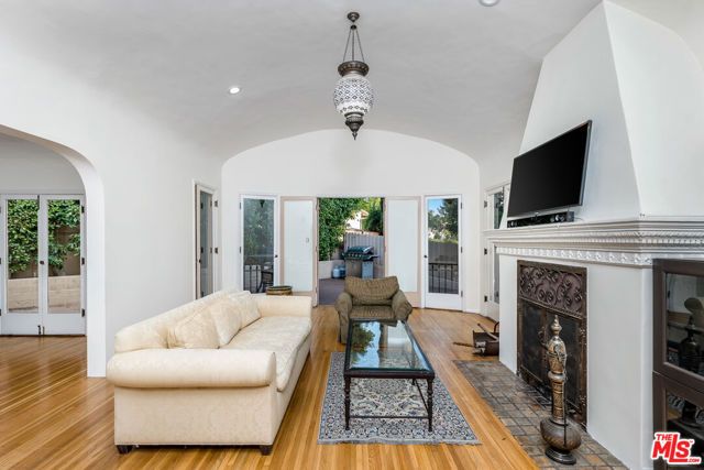 2238 EL CONTENTO Drive, Los Angeles, CA 90068