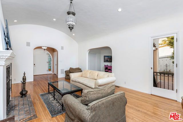 2238 EL CONTENTO Drive, Los Angeles, CA 90068