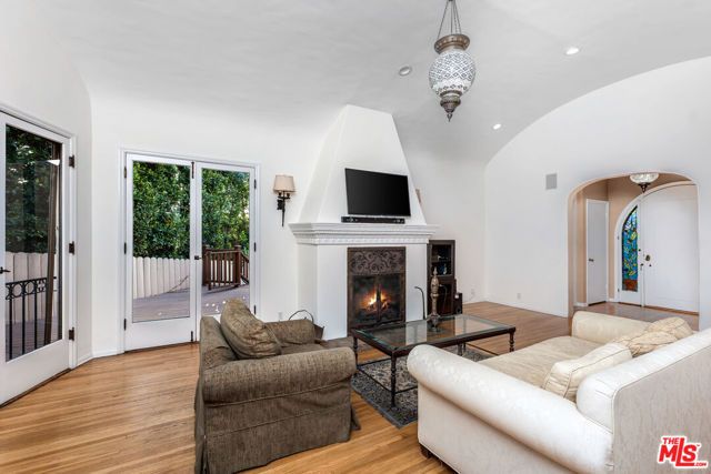 2238 EL CONTENTO Drive, Los Angeles, CA 90068